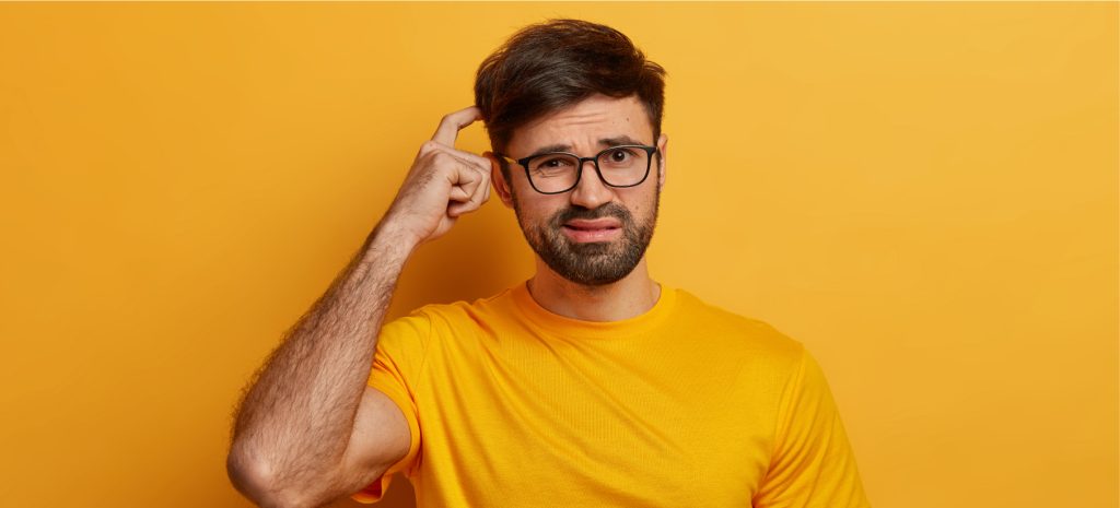 Homem pensando nas mudanças que estão acontecendo